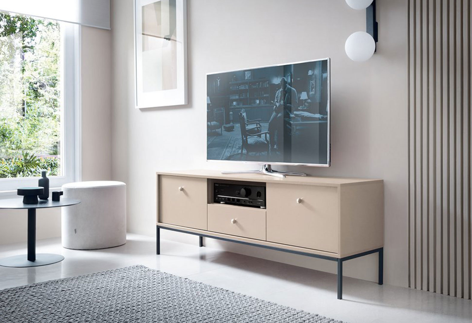 Фото 2 - Тумба под ТВ Perfect Home Моно / Mono с 2 дверками, ящиком и полкой 154 см, беж песочный, черные ножки