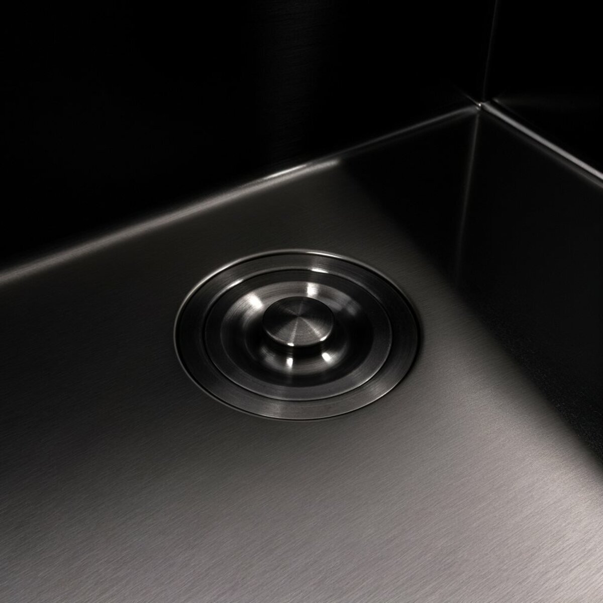Фото 2 - 50*50 Мийка PVD чорна Valeso Handmade з підставкою для ножів (сифон круглий, 3,0/0,8) Platinum