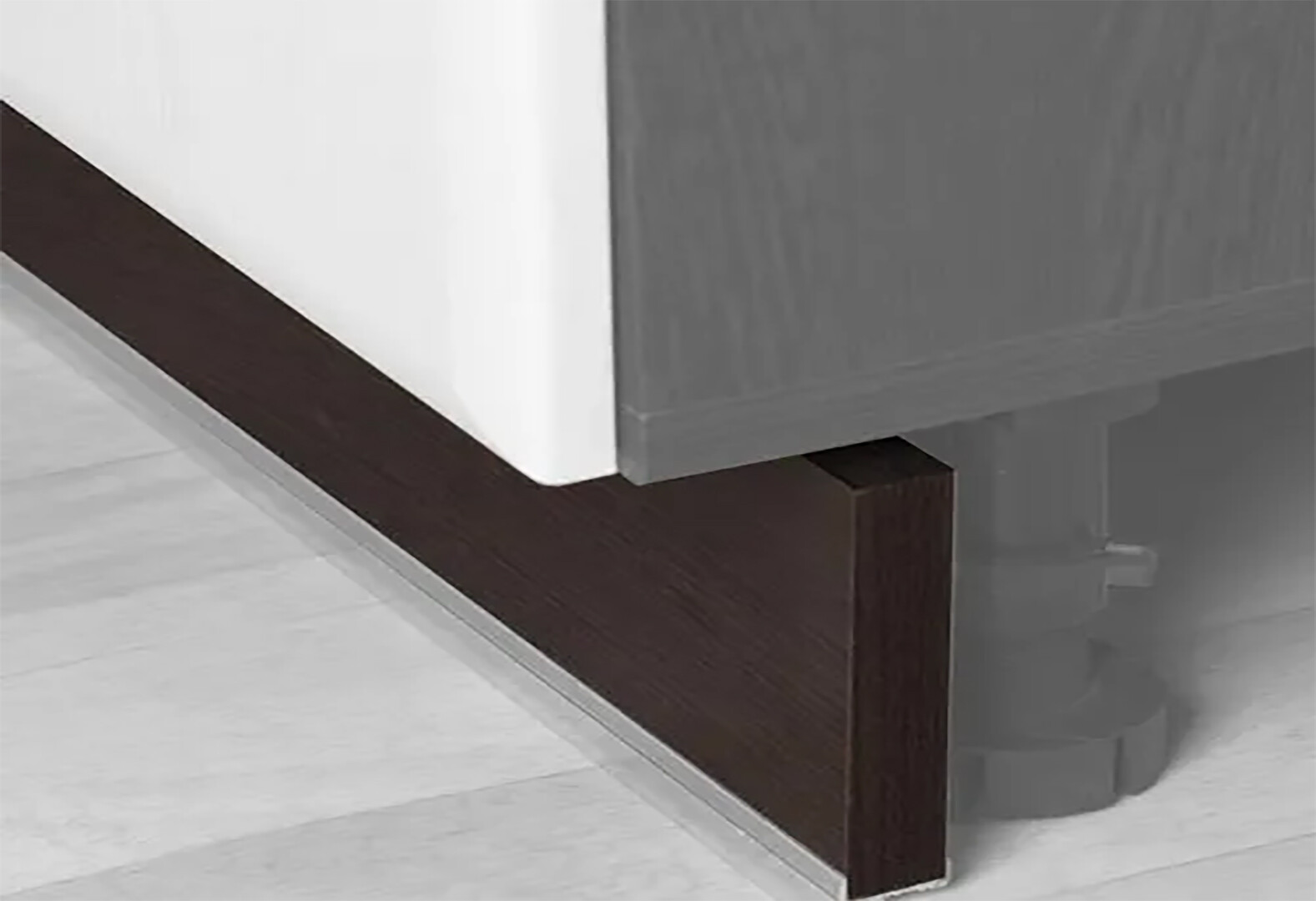 Фото 1 - Плінтус 2,4 м (150 мм) VIP-master